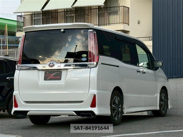 Toyota VOXY 2018-01 8223201-1