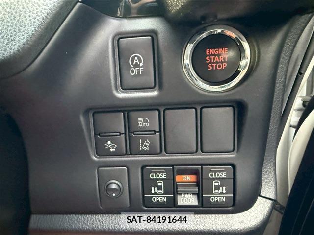 Toyota VOXY 2018-01 8223201-11