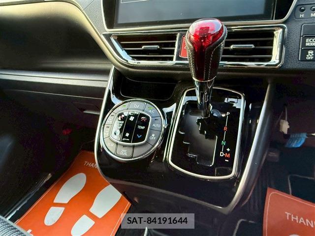 Toyota VOXY 2018-01 8223201-12