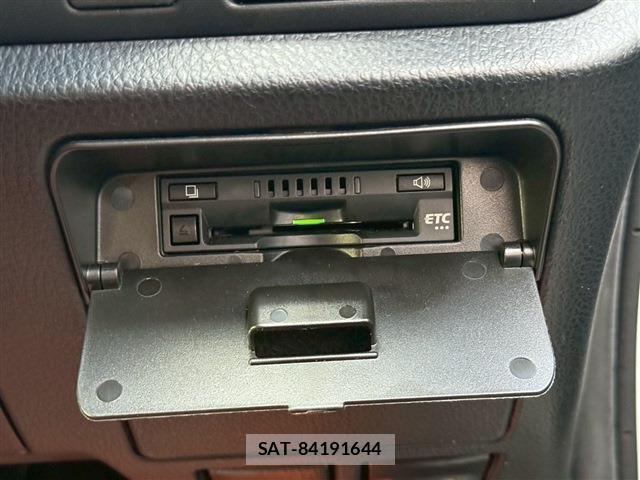 Toyota VOXY 2018-01 8223201-18