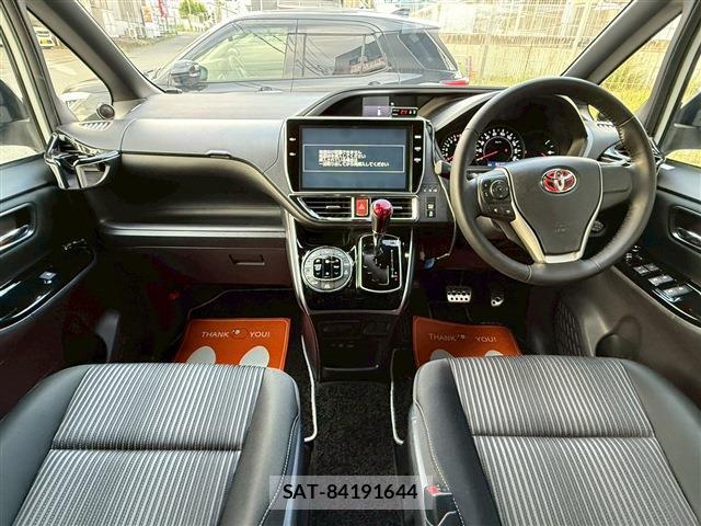 Toyota VOXY 2018-01 8223201-2