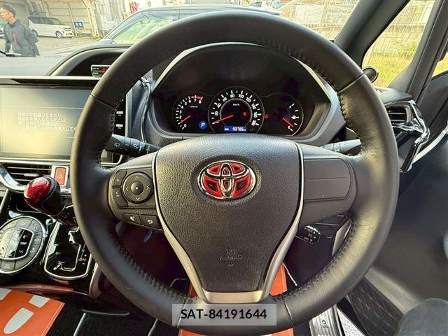 Toyota VOXY 2018-01 8223201-6