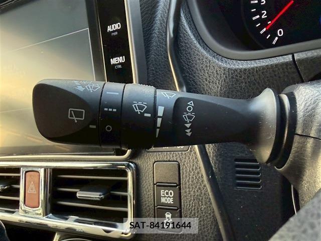 Toyota VOXY 2018-01 8223201-8