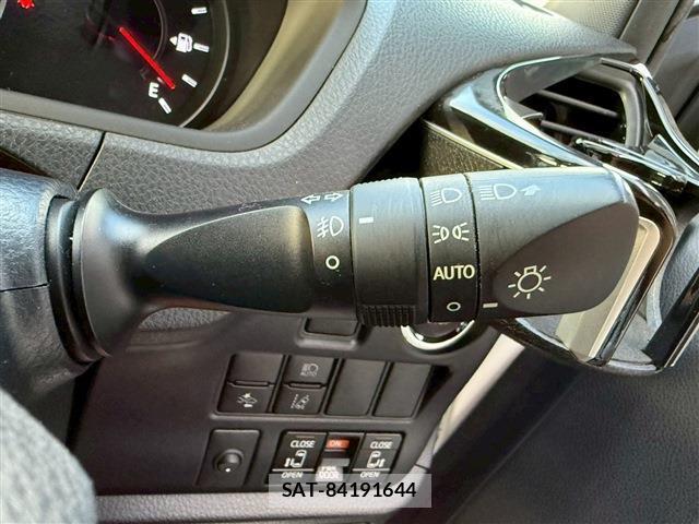 Toyota VOXY 2018-01 8223201-9