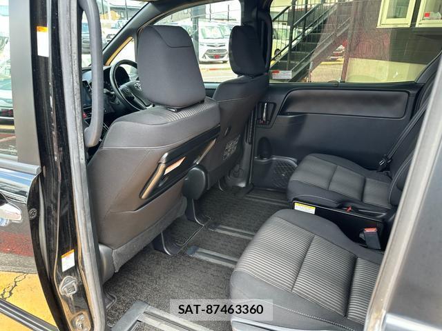 Toyota VOXY 2018-05 8223253-13