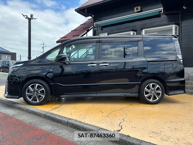 Toyota VOXY 2018-05 8223253-14