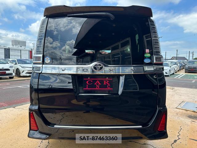 Toyota VOXY 2018-05 8223253-4