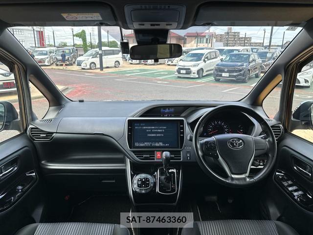 Toyota VOXY 2018-05 8223253-5
