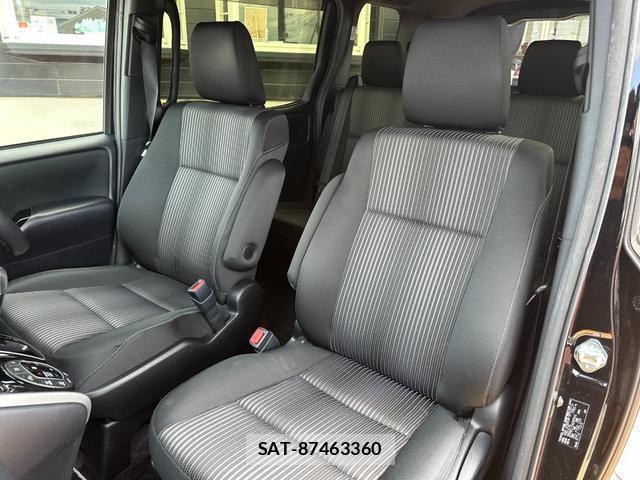 Toyota VOXY 2018-05 8223253-6