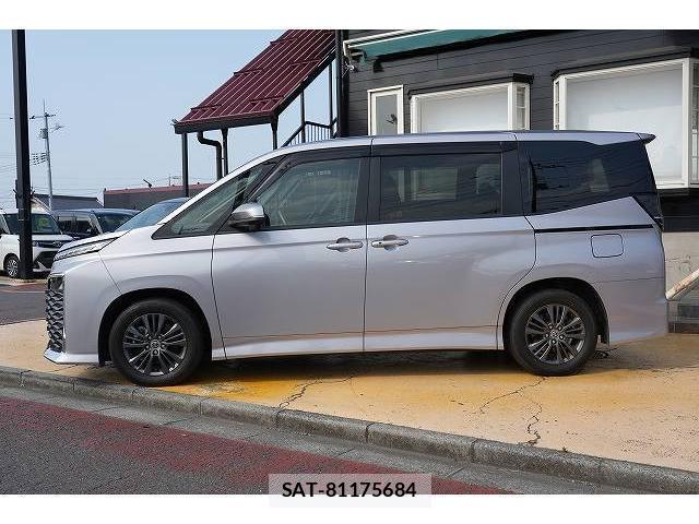 Toyota VOXY 2023-08 8223262-2