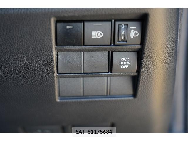 Toyota VOXY 2023-08 8223262-8