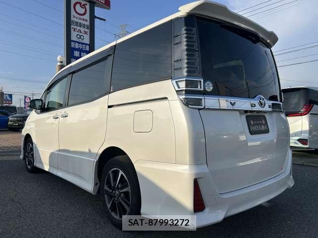 Toyota VOXY 2021-06 8223311-1