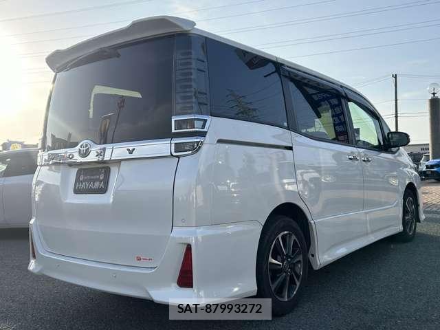 Toyota VOXY 2021-06 8223311-13