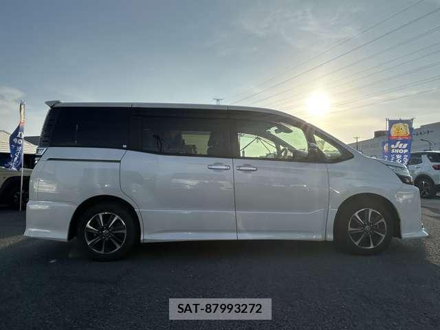 Toyota VOXY 2021-06 8223311-3