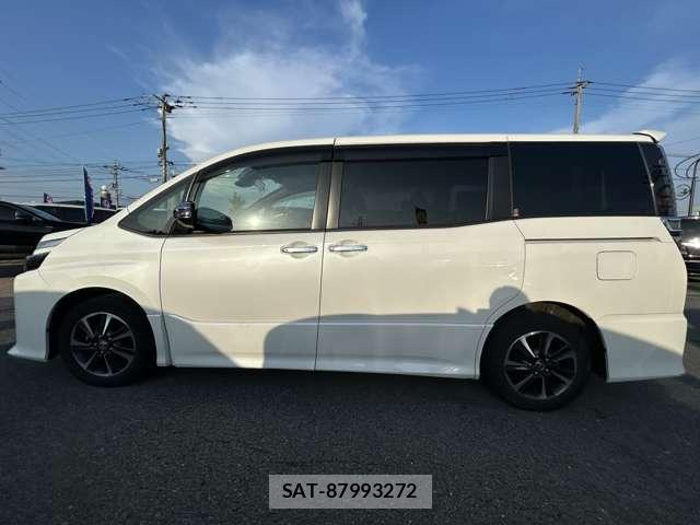 Toyota VOXY 2021-06 8223311-7