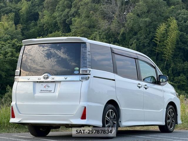 Toyota VOXY 2018-03 8223383-1