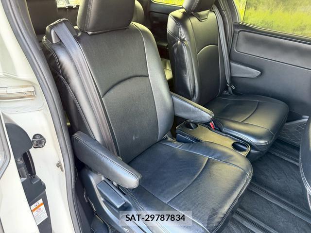 Toyota VOXY 2018-03 8223383-10