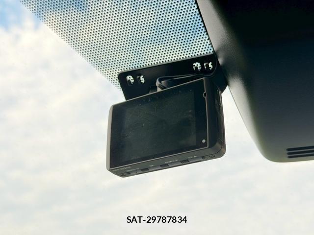 Toyota VOXY 2018-03 8223383-12