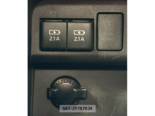 Toyota VOXY 2018-03 8223383-13