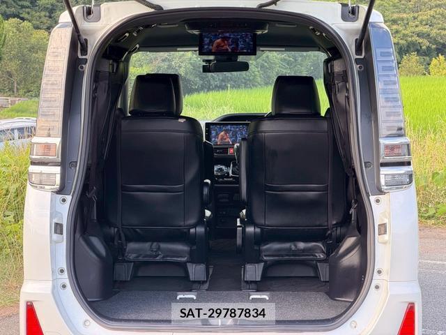 Toyota VOXY 2018-03 8223383-14