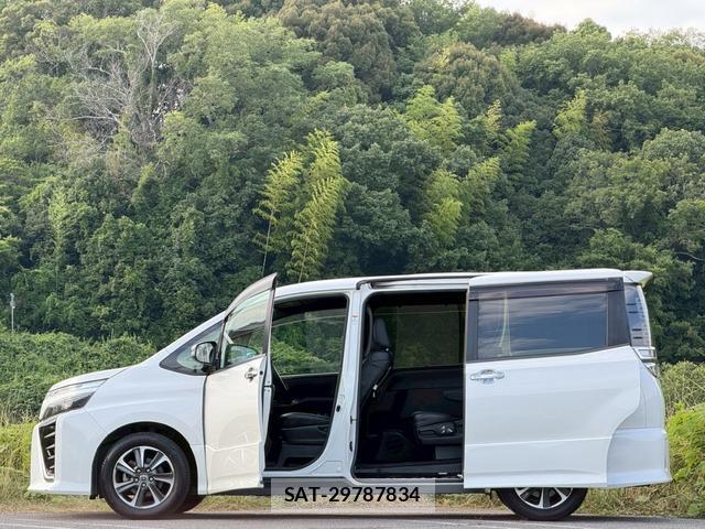 Toyota VOXY 2018-03 8223383-15