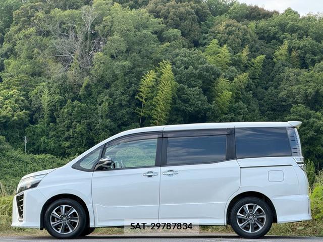 Toyota VOXY 2018-03 8223383-16