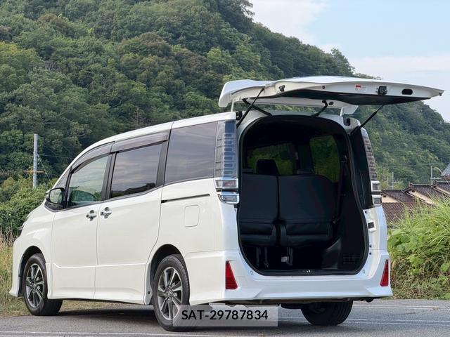 Toyota VOXY 2018-03 8223383-17