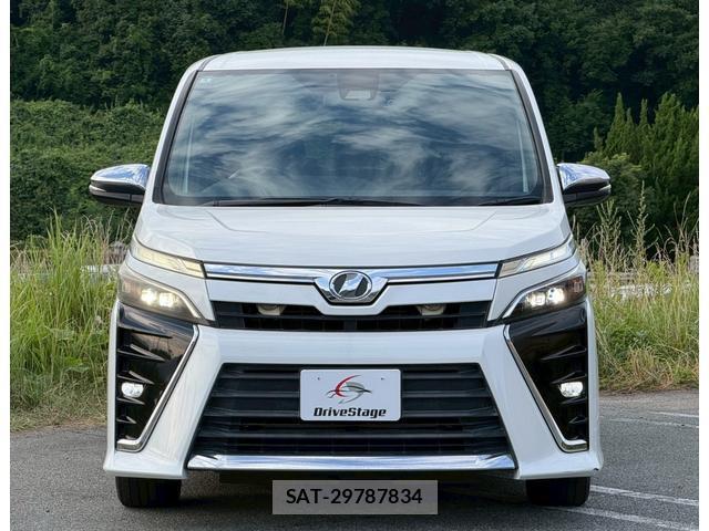 Toyota VOXY 2018-03 8223383-18