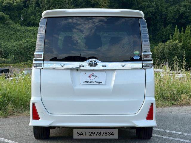 Toyota VOXY 2018-03 8223383-19