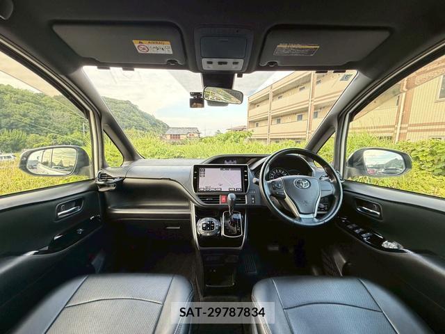 Toyota VOXY 2018-03 8223383-2