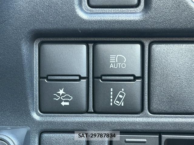 Toyota VOXY 2018-03 8223383-4