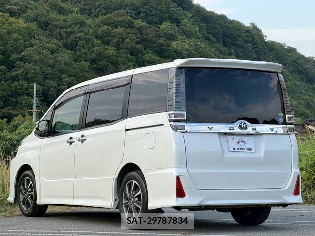 Toyota VOXY 2018-03 8223383-8