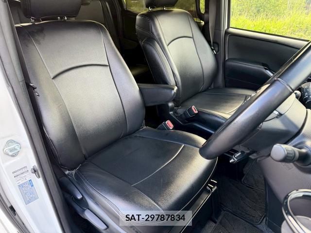 Toyota VOXY 2018-03 8223383-9