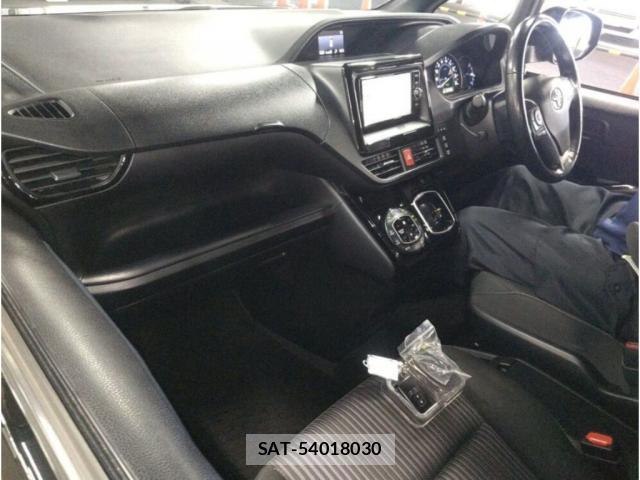 Toyota VOXY 2017-09 8223762-3