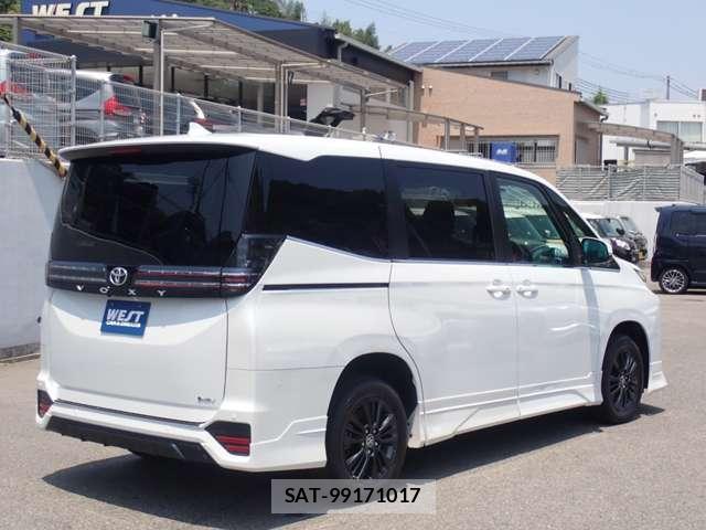 Toyota VOXY 2025-10 8223838-15