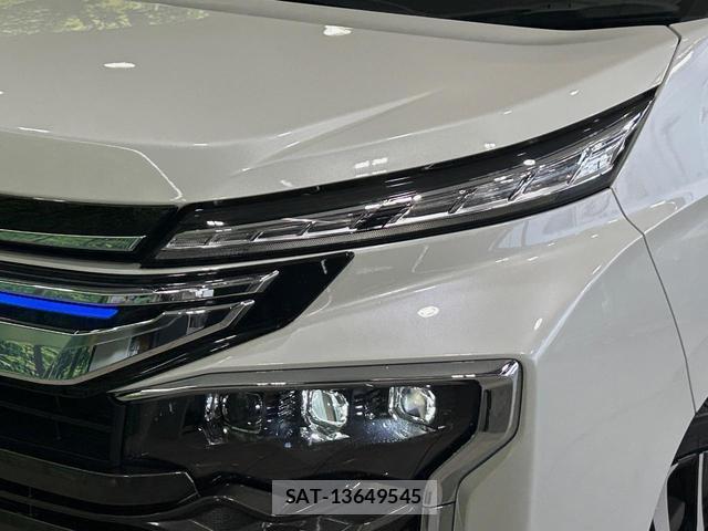 Toyota VOXY 2023-10 8224033-13