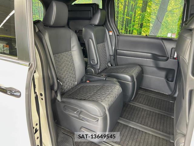 Toyota VOXY 2023-10 8224033-8