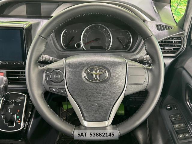 Toyota VOXY 2017-06 8224040-11