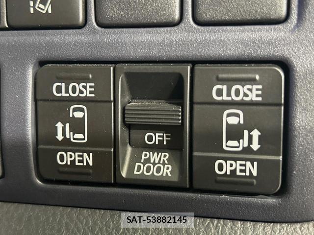 Toyota VOXY 2017-06 8224040-4