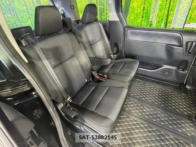 Toyota VOXY 2017-06 8224040-8