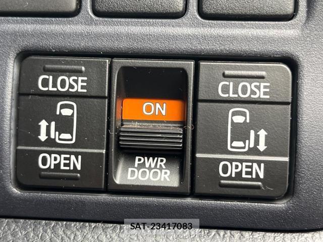 Toyota VOXY 2015-06 8224119-5