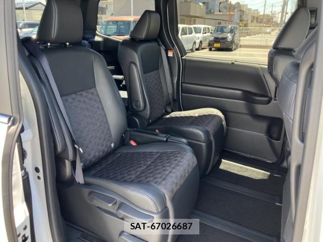 Toyota VOXY 2025-02 8224193-4
