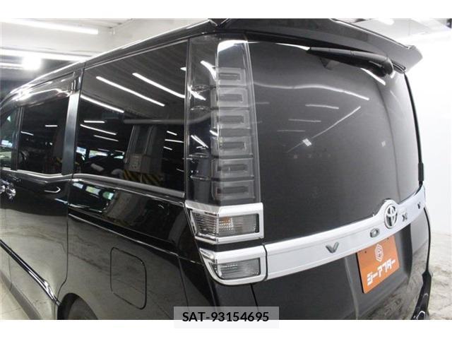Toyota VOXY 2018-01 8224212-17