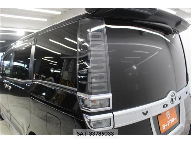 Toyota VOXY 2019-12 8224215-17