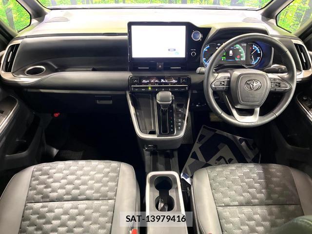 Toyota VOXY 2023-01 8224367-1