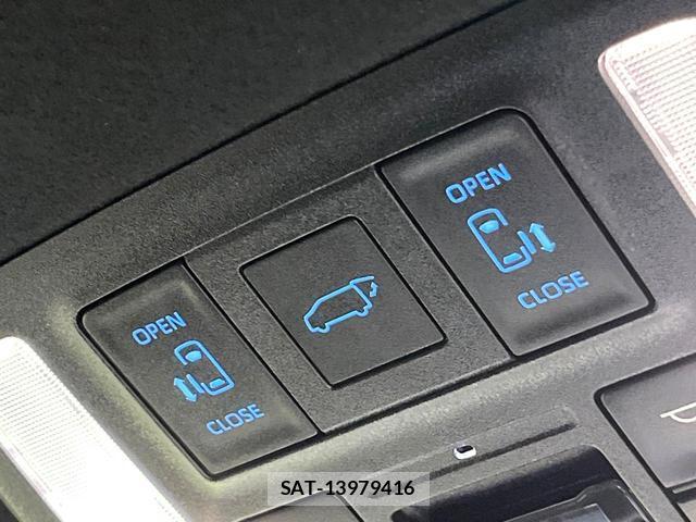 Toyota VOXY 2023-01 8224367-4