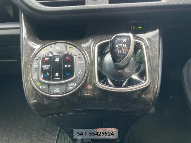 Toyota VOXY 2016-04 8224390-18
