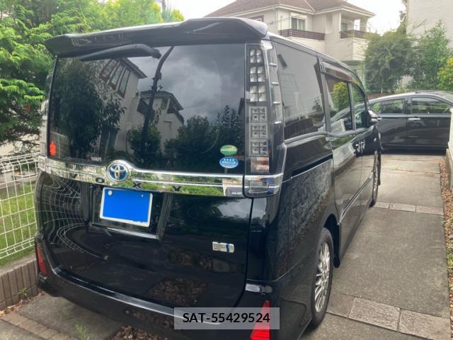 Toyota VOXY 2016-04 8224390-3