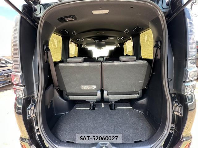 Toyota VOXY 2018-11 8224642-9