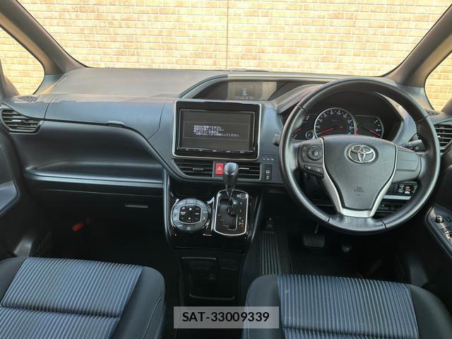 Toyota VOXY 2016-10 8224662-5